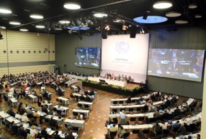 Sesión plenaria de la conferencia climática, que se celebra en la ciudad alemana de Bonn, entre el 31 de agosto y el 4 de septiembre. Crédito: Cortesía de IISD