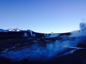 Amanecer en los géiseres de El Tatio, en la norteña región chilena de Antofagasta, que tienen anualmente unas 100.000 visitas y son administrados por dos comunidades indígenas que fueron beneficiadas con su concesión gratuita por 30 años. Crédito: Marianela Jarroud/IPS