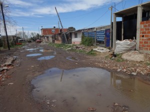 Una calle de Villa inflamable, un asentamiento precario al sur de Buenos Aires, en el Polo Petroquímico de Dock Sud, en la ribera de la cuenca Matanza Riachuelo. En ese barrio, más de 1.500 familias viven expuestas a la contaminación industrial y a los residuos tóxicos, que envenenan a sus niños. Crédito: Fabiana Frayssinet/IPS