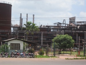 Entrada de la planta de Alunorte, productora de alúmina, la base de la industria del aluminio, cuya producción cayó en Brasil debido a los altos costos, especialmente de la energía eléctrica. Crédito: Mario Osava/IPS