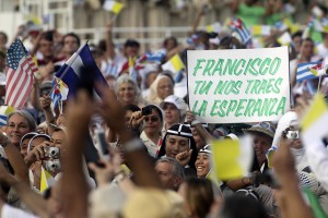 “Francisco, tú nos traes la esperanza”, reza un improvisado cartel en una de las concentraciones del papa durante los cuatro días que permaneció en Cuba. Crédito: Jorge Luis Baños/IPS