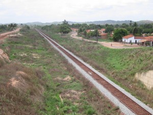 La línea férrea de Carajás, que une la región donde se encuentra un nuevo y gran yacimiento de hierro de la empresa Vale y el puerto Ponta Madeira, en la nororiental ciudad brasileña de São Luis, a su paso por un poblado del estado de Maranhão. Esa red va a ser ampliada y renovada, dentro de uno de los proyectos que no se han caído con la actual crisis en el país. Crédito: Mario Osava/IPS