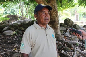 Óscar Padilla, líder de la comunidad de Plan Grande y principal gestor de que la electricidad llegara finalmente a la comunidad entrado el siglo XXI. El manejo sostenible y solidario de su energía renovable ha transformado esta aldea de pescadores del norte atlántico de Honduras. Crédito: Thelma Mejía/IPS