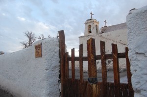 Chiu Chiu, un pueblo a 38 kilómetros de Calama, en el altiplano del norte de Chile, vive de la agricultura y del turismo. Su principal atracción es la Iglesia San Francisco, clasificada como monumento nacional. Crédito: Marianela Jarroud/IPS