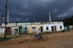 Un hombre transita en bicicleta por áreas deterioradas del antiguo Central Azucarero Pablo Noriega, en el pueblo de Consejo Popular Pablo Noriega, a 50 kilómetros al sur de La Habana, en Cuba. Crédito: Jorge Luis Baños/IPS