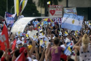 El papa Francisco saluda a la multitud congregada en la Plaza de la Revolución, antes celebrar una misa al aire libre en este lugar emblemático de La Habana, en Cuba, el domingo 20 de septiembre. Crédito: Jorge Luis Baños/IPS