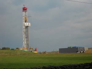 Perforación de un pozo de gas de esquisto en Montrose, en el estado de Pensilvania, en Estados Unidos. Muchas localidades de Pensilvania han visto alteradas sus vidas por el desarrollo de este hidrocarburo no convencional y la polémica técnica de fractura hidráulica requerida para su explotación. Crédito: Emilio Godoy/IPS