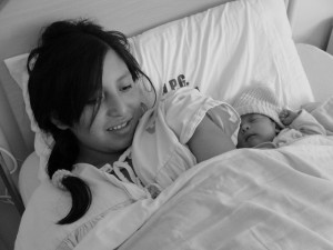 Miriam Toaquiza y su hija Jennifer, en un hospital de Latacunga, en Ecuador. Ella es la única ocupante de una sala especial para madres adolescentes, gracias a políticas públicas para reducir el fenómeno. Crédito: Gonzalo Ortiz/IPS