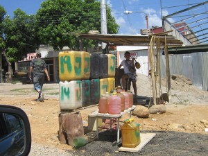 Venta informal de gasolina venezolana en el lado colombiano de la viva frontera binacional. El gran contrabando del combustible se trasiega y comercia de manera muy diferente por redes ilícitas de los dos países. Crédito: Humberto Márquez/IPS