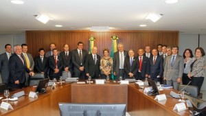Dilma Roussef, el día 10 de este mes, durante un encuentro en la sede del gobierno, el Palacio de Planalto, en Brasilia, con empresarios de la construcción civil. Ese es uno de los sectores más salpicados por el escándalo de corrupción que ha puesto contra las cuerdas a la presidenta de Brasil. Crédito: Roberto Stuckert Filho/PR