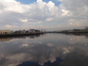 Área industrial del Riachuelo, con el puerto al fondo, en Buenos Aires, en Argentina. Acumar tiene registradas en su ribera 13.000 empresas, de ellas 7.000 industriales y 1.254 contaminantes. Unas 900 ya presentaron planes de reconversión. Crédito: Fabiana Frayssinet /IPS