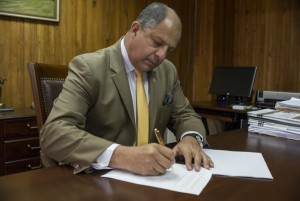 El presidente de Costa Rica, Luis Guillermo Solís, firma el jueves 10 el decreto que permite la aplicación en el país de la fecundación in vitro, tras 15 años de prohibición. Crédito: Casa Presidencial