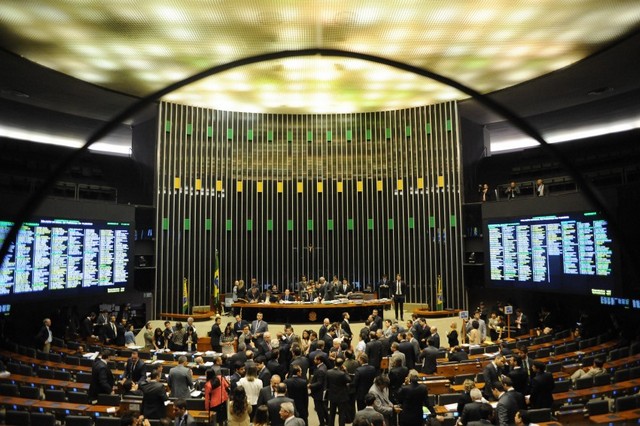 Diputados brasileños, antes de comenzar una reciente sesión plenaria en la cámara baja del Congreso legislativo, Crédito: Pedro Franca/Agência Senado