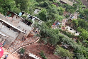 Nuevas escaleras y pasamanos en el populoso barrio de La Villanueva, en Tegucigalpa, alivian la vida de sus habitantes y además sirven de ruta de evacuación ante calamidades climáticas en la capital de Honduras. Estas son el tipo de respuestas que requieren de ciencia climática humana. Crédito: Luis Elvir/IPS