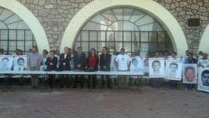 Los cinco integrantes del Grupo Interdisciplinario de Expertos independientes, reunidos con alumnos y familiares durante su visita a la Escuela Normal Rural Raul Isidro Burgos de Ayotzinapa, de donde salieron el 26 de septiembre los 43 estudiantes de magisterio rural, víctimas de desaparición forzada. Crédito: Cortesía de Centroprodh