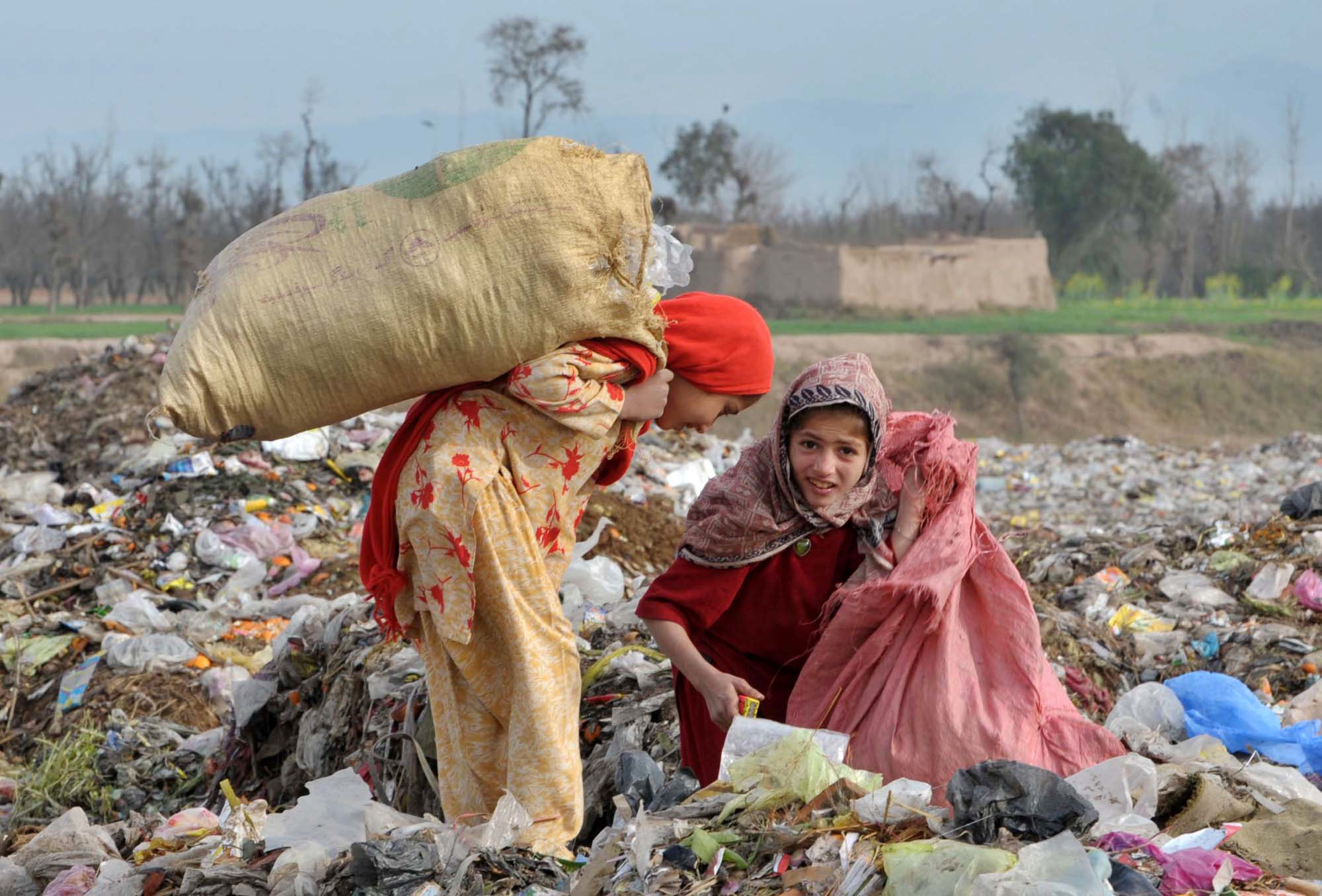 Estas niñas viven de lo que encuentran en la basura en las Zonas Tribales de Administración Federal, Pakistán. La ONU adoptará una nueva agenda de desarrollo que incluirá 17 Objetivos de Desarrollo Sostenible. Crédito: Ashfaq Yusufzai/IPS