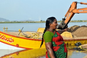 Las mineras se reúnen al amanecer en los yacimientos distribuidos en las márgenes de los ríos del estado de Andhra Pradesh para supervisar la extracción y la carga de arena. Crédito: Stella Paul/IPS.
