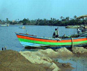 Estas barcas que extraen arena de forma ilegal en el populoso estadio de Andhra Prades, en India, son cada vez más una rareza luego de que grupo de mujeres se hicieran cargo de la gestión de esta actividad en 2014. Crédito: Stella Paul
