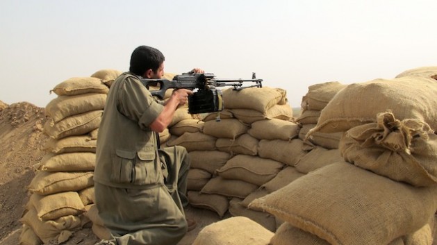 Un guerrillero del Partido de los Trabajadores del Kurdistán, el PKK, mantiene su posición en Nouafel, una aldea árabe al oeste de la ciudad de Kirkuk, en el norte de Iraq. Crédito: Karlos Zurutuza/IPS