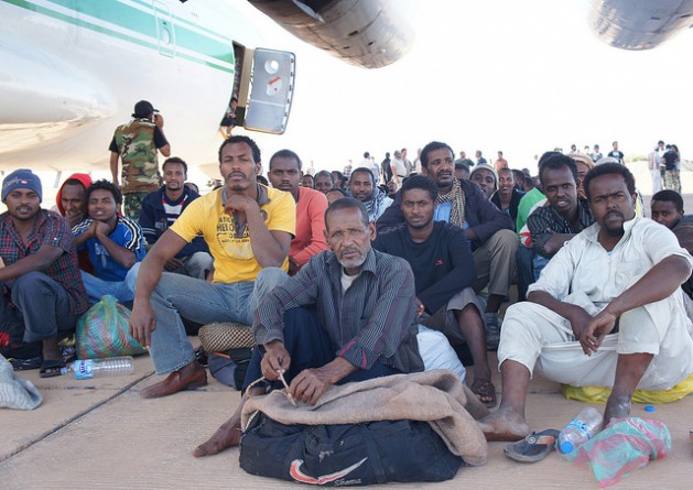 Estos migrantes de Kufra, Libia, esperan subirse a un avión de carga. Crédito: Rebecca Murray/IPS