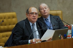 En primer plano Gilmar Mendes, uno de los tres magistrados del Supremo Tribunal Federal de Brasil que votó contra la prohibición del financiamiento por las empresas de las campañas electorales. En abril de 2014 paralizó que este fallo se hiciera realidad al pedir más tiempo para examinar el asunto, lo que permitió que las elecciones presidenciales de ese año contasen con los multimillonarios fondos privados. Crédito: Fabio Rodrigues Pozzebom/ Agência Brasil