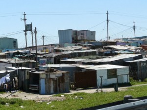 Un asentamiento irregular cerca de Ciudad del Cabo, en Sudáfrica. Crédito: Chell Hill(CC BY-SA 3.0 via Wikimedia Commons)