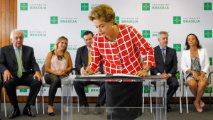 La presidenta de Brasil, Dilma Rousseff, durante la firma de una nueva ley, el 6 de octubre en Brasilia, mientras el cerco opositor en su contra busca que lo que rubrique sea su renuncia o un juicio político la desaloje del Palacio de Planalto, sede del gobierno. Crédito: Roberto Stuckert Filho/PR