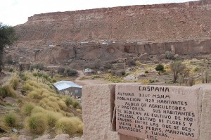 La aldea de Caspana, a 3.300 metros sobre el nivel del mar, en el desierto de Atacama, en el norte de Chile. Sus 400 habitantes viven de la pequeña agricultura, como indican orgullosos en una piedra a la entrada del lugar, gracias al uso del milenario cultivo de terrazas en las laderas del altiplano andino. Crédito: Marianela Jarroud/IPS