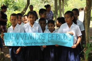 Estudiantes del caserío de Punta Frijol, en el norte costero de Honduras dan la bienvenida a IPS, al llegar a la remota zona a conocer su experiencia de poner en marcha una plataforma de educación por Internet, destinada a prevenir el embarazo en adolescentes. Al fondo, a la derecha, su maestra, Julissa Esther Pacheco. Crédito: Thelma Mejía/IPS