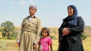 Maryam and Dalyan Hussein, la viuda y el cuñado de uno de los muertos en la aldea kurda de Zergely, durante un ataque de la aviación de Turquía, aseguran que los bombardeos sobre las poblaciones de las montañas de Qandil son constantes. Crédito: Karlos Zurutuza/IPS