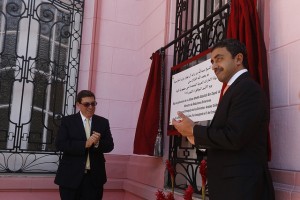 El ministro de Relaciones Exteriores de los Emiratos Árabes Unidos (EAU), jeque Abdulah bin Zayed al Nayhan, a la derecha, desvela una placa conmemorativa de la apertura oficial en La Habana de la nueva embajada de los EAU, en presencia del canciller de Cuba, Bruno Rodríguez. Crédito: Jorge Luis Baños/IPS