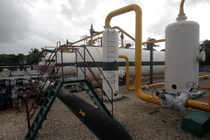 Instalaciones del Centro Colector 10 destinado a la extracción de petróleo, en el municipio Cardenas, en la provincia de Matanzas, en Cuba, que opera una de las filiales del grupo estatal Unión Cuba Petróleo (Cupet). Crédito: Jorge Luis Baños/IPS
