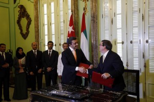 Los ministros de Relaciones Exteriores de Cuba y Emiratos Árabes Unidos, Bruno Rodríguez, a la derecha, y jeque Abdulah bin Zayed al Nayhan, durante la ceremonia de la firma de nuevos acuerdos bilaterales, en la sede de la cancillería en La Habana el 5 de octubre. Crédito: Jorge Luis Baños/IPS