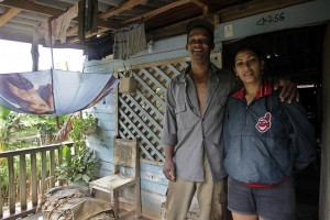 El matrimonio de agricultores compuesto por Nelson Aguilar, de 45 años, y Yuleynnis Arias, de 34, en la entrada de su casa en el municipio montañoso de Victorino, en la provincia de Granma, en Cuba. Crédito: Jorge Luis Baños/IPS