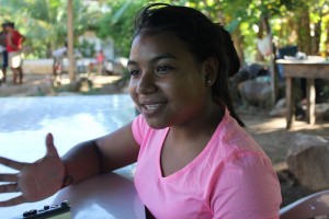 En Honduras, una adolescente enseña a sus pobladores a usar los programas básicos de computación e impulsa una plataforma por Internet para prevenir los embarazos tempranos.