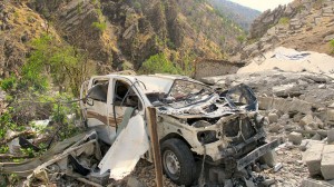 Algunos restos del bombardeo contra Zergely, una de las aldeas kurdas de las imponentes montañas de Qandil, perpetrado por la aviación de Turquía en agosto de este año. Crédito: Karlos Zurutuza/IPS