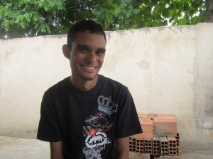 Rogerio Henrique Lourenço, de 26 años, trabajó cinco años en la construcción del Complejo Petroquímico del Estado de Río de Janeiro (Comperj), en Brasil, como empleado de varias empresas. Ahora sobrevive en la ciudad de Itaboraí, asiento del truncado megaproyecto, con solo trabajos pequeños y eventuales para mantener a su familia de tres hijos. Crédito: Mario Osava/IPS