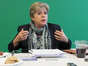 La secretaria ejecutiva de la Cepal, Alicia Bárcena, durante un encuentro con IPS y otros periodistas en la sede de las Naciones Unidas en Nueva York. Crédito: Fabíola Ortiz/IPS