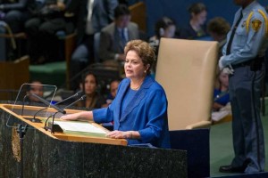 La presidenta Dilma Rousseff anuncia la contribución nacional de Brasil para reducir las emisiones de gases de efecto invernadero del planeta, durante la Conferencia Mundial sobre Desarrollo Sostenible, el 27 de septiembre, en Nueva York. Crédito: ONU/Mark Garten