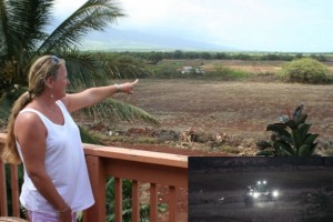 Tammy Brehio señala a un campo de maíz de Monsanto, a pocos metros de su casa, en Kihei, Hawái. La imagen insertada muestra cómo un tractor de Monsanto rocía pesticidas. Crédito: Christopher Pala y Tammy Brehio (imagen insertada).