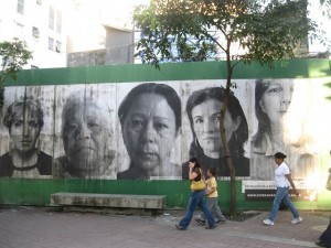 Madres de asesinados por la violencia callejera en Venezuela llaman a reflexionar desde los muros de Caracas. Crédito: Fidel Márquez /IPS