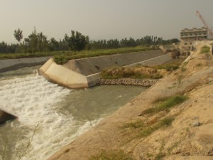 En Mardan, uno de los 26 distritos de la provincia de paquistaní de Jiber Pajtunjua, se construyen represas pequeñas para abastecer de electricidad a la población. Crédito: Ashfaq Yusufzai / IPS