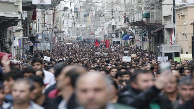 Miles de personas salen a las calles de Estambul a protestar en contra de la ola de violencia que se vivió en Ankara, capital de Turquía. Crédito: TeleSUR.