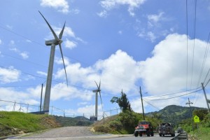 El incremento de energías limpias y la reducción del consumo de combustibles fósiles es parte de los compromisos asumidos por países del Sur Global para reducir sus emisiones contaminantes. En la imagen, un campo eólico en las montañas de La Paz y Casamata, cerca de la capital de Costa Rica. Crédito: Diego Arguedas Ortiz/IPS