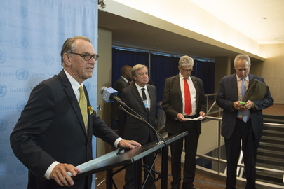 El secretario general adjunto de la ONU, Jan Eliasson (a la izquierda), en conferencia de prensa.