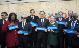 El secretario general de la ONU, Ban Ki-Moon (al centro), presente en la Expo de Milán en la ceremonia del Día Mundial de la Alimentación 2015. Crédito: Giuseppe Carotenuto/FAO.