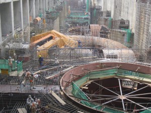 Sala de las turbinas en construcción de la central hidroeléctrica de Belo Monte, en el norteño estado brasileño de Pará, que se convertirá en la tercera del mundo cuando esté finalizada en 2019. La megaobra en la vulnerable Amazonia preocupa a especialistas en cambio climático. Crédito: Mario Osava/IPS