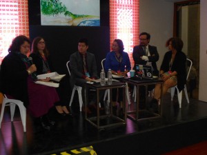 Integrantes de la sociedad civil latinoamericana debaten sobre la aplicación de datos abiertos y el Principio 10 sobre acceso a la información, participación y consulta en temas ambientales durante uno de los paneles de la Cumbre Global de la Alianza para el Gobierno Abierto, realizada en Ciudad de México del 27 al 29 de octubre. Crédito: Emilio Godoy/IPS
