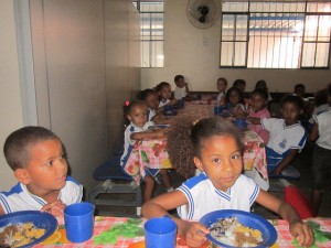 Niñas y niños de entre 5 y 7 años, durante el almuerzo en el comedor de la Escuela João Cáffaro, en el barrio Engenho Velho (Ingenio Viejo), con la mayoría de su población en pobreza, en la ciudad de Itaboraí, en el estado de Río de Janeiro, en Brasil. Crédito: Mario Osava/IPS
