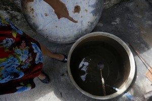 Una mujer muestra un pozo improvisado para la recolección de agua potable, que han puesto en funcionamiento en el municipio de Santiago de las Vegas, en La Habana, para paliar el desabastecimiento del recurso en la capital de Cuba. Crédito: Jorge Luis Baños/IPS